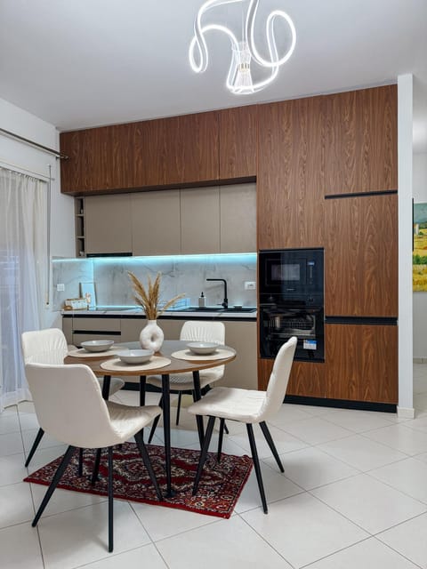 Kitchen or kitchenette, Dining area, Breakfast, oven, stove