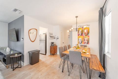 Serene Oasis - Sleeps 11 - Palm Waves Stays Apartment in Coconut Creek