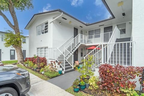 Serene Oasis - Sleeps 11 - Palm Waves Stays Apartment in Coconut Creek