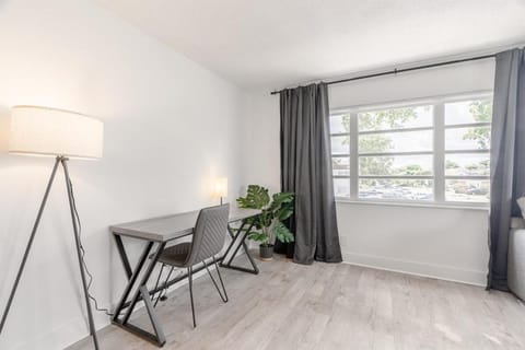 Serene Oasis - Sleeps 11 - Palm Waves Stays Apartment in Coconut Creek