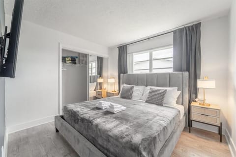 Ocean Whisper - Sleeps 11 - Palm Wave Stays Apartment in Coconut Creek