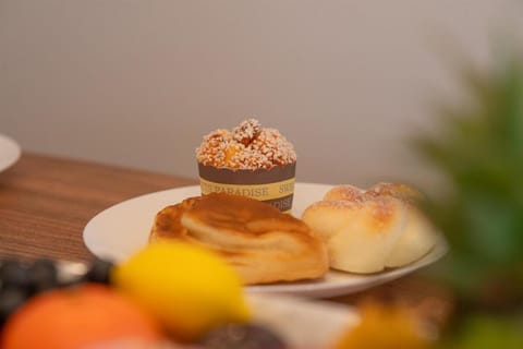 Ocean Whisper - Sleeps 11 - Palm Wave Stays Apartment in Coconut Creek