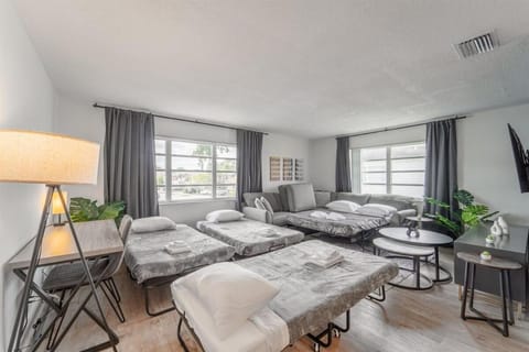 Ocean Whisper - Sleeps 11 - Palm Wave Stays Apartment in Coconut Creek