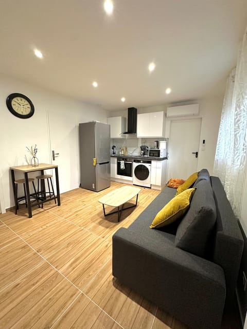 Living room, Dining area, oven, stove