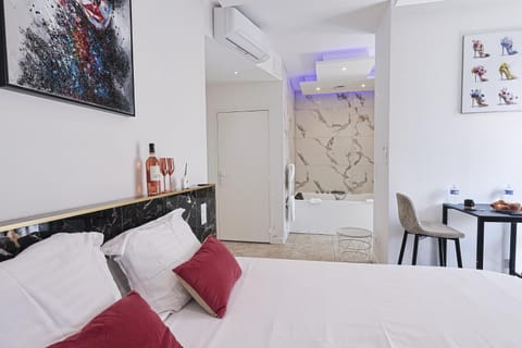 Bed, Hot Tub, Photo of the whole room, Dining area, Bedroom, air conditioner