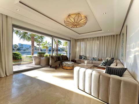 Natural landscape, Balcony/Terrace, Living room, Seating area