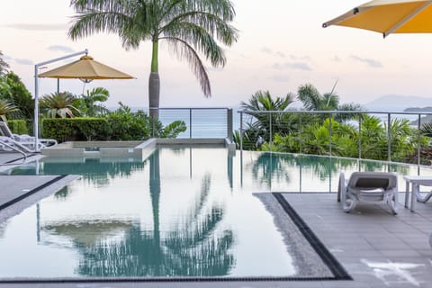 Sea view, Swimming pool, sunbed