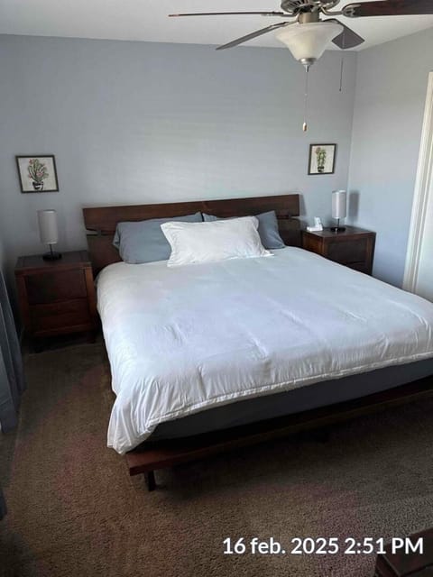 House with King Bed & Fire-pit Minutes to Cota and Tesla, Near Airport House in Austin