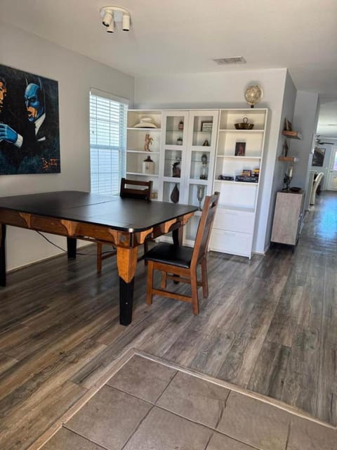 House with King Bed & Fire-pit Minutes to Cota and Tesla, Near Airport House in Austin