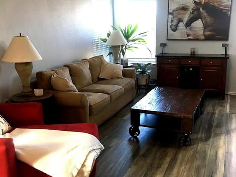 House with King Bed & Fire-pit Minutes to Cota and Tesla, Near Airport House in Austin