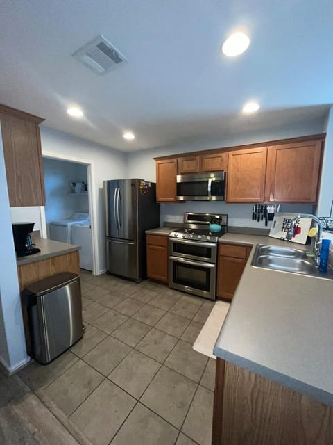 House with King Bed & Fire-pit Minutes to Cota and Tesla, Near Airport House in Austin