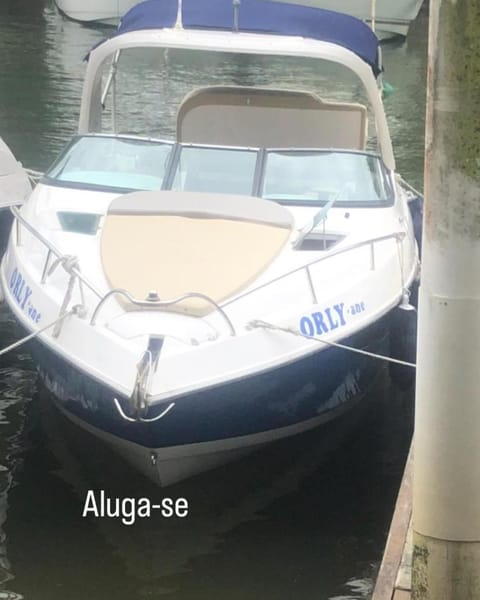 Aluguel de barco em Angra dois reis Docked boat in Angra dos Reis