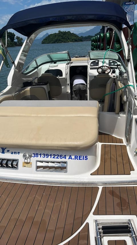 Aluguel de barco em Angra dois reis Docked boat in Angra dos Reis