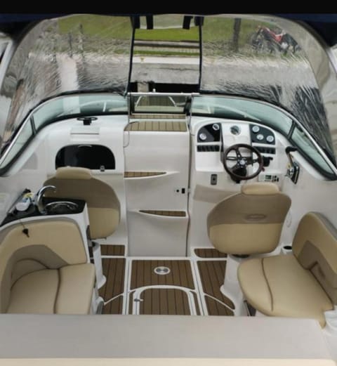 Aluguel de barco em Angra dois reis Docked boat in Angra dos Reis