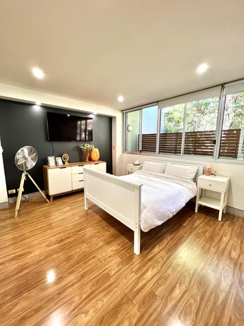 Bed, TV and multimedia, Photo of the whole room, Bedroom