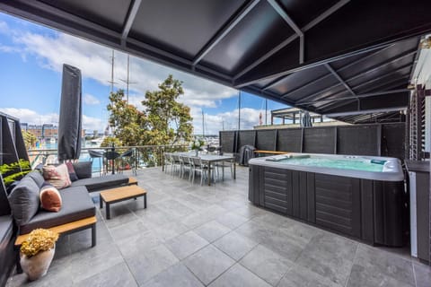 Balcony/Terrace, Spa and wellness centre/facilities, Sea view