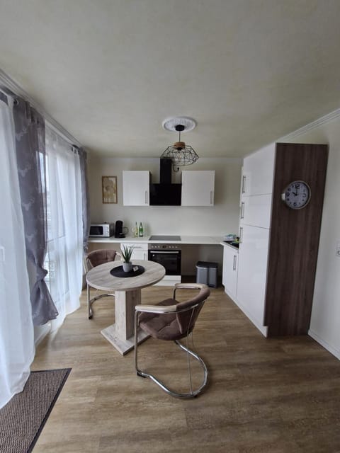 Kitchen or kitchenette, Seating area, Dining area, pet friendly, stove