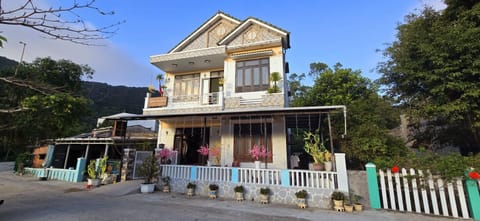 Property building, Restaurant/places to eat, Day, Natural landscape