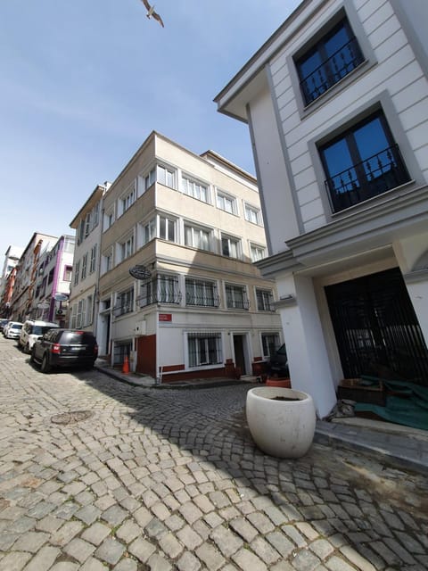 Property building, Day, Neighbourhood, City view, Street view, Parking