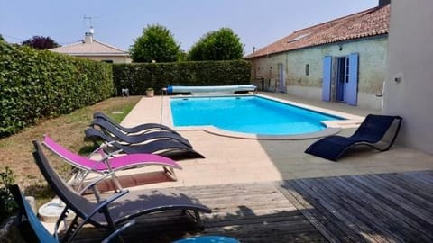 Patio, Swimming pool, sunbed