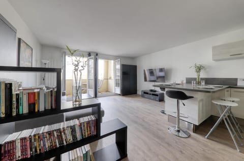 TV and multimedia, Kitchen or kitchenette, Living room, Dining area