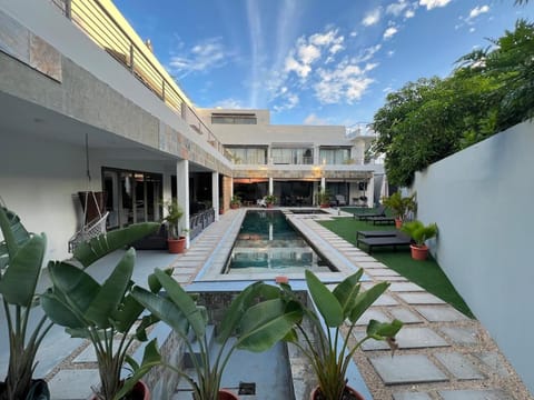 Garden, Hot Tub