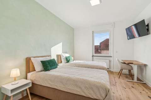 Bed, TV and multimedia, Photo of the whole room, Bedroom