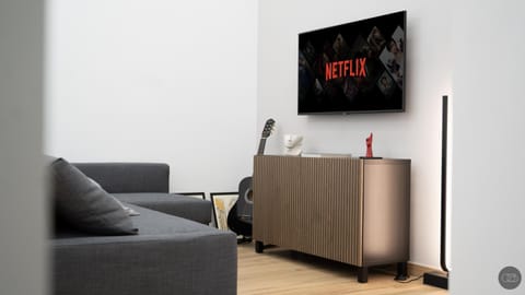 TV and multimedia, Living room, Evening entertainment