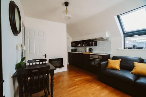 Kitchen or kitchenette, Living room, Seating area, Dining area, stove