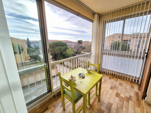 Day, Dining area