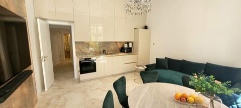 Living room, Food and drinks, Seating area, Dining area, Food, minibar, oven, pet friendly, stove, kitchen