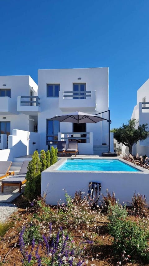 Property building, Garden, Pool view