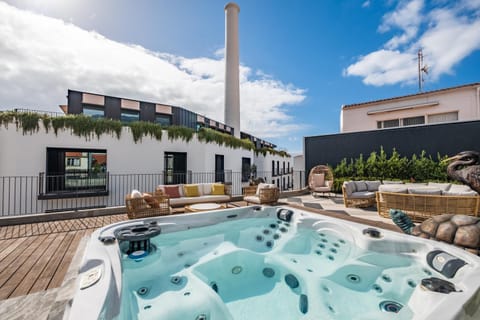 BBQ facilities, Hot Tub, Balcony/Terrace, Dining area