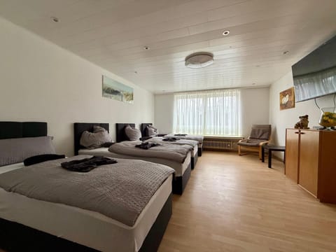 Bed, TV and multimedia, Photo of the whole room, Bedroom