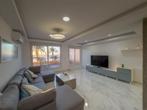 Communal lounge/ TV room, TV and multimedia, Living room, Seating area, Evening entertainment