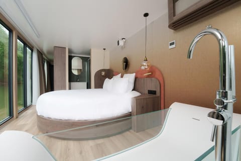 Bed, Bathroom, Photo of the whole room, Bedroom, Bath, towels