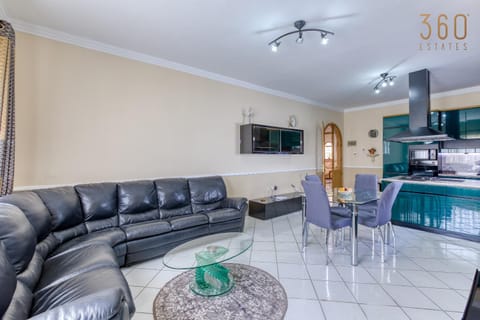 Communal lounge/ TV room, TV and multimedia, Kitchen or kitchenette, Living room, Seating area, Dining area, Evening entertainment, minibar, pet friendly