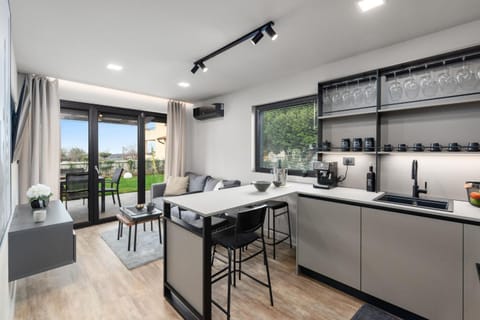 Kitchen or kitchenette, Dining area