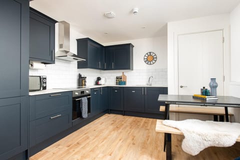 Chic-5bed-5bath-FreeParking-By FabAccommodation Apartment in Bristol