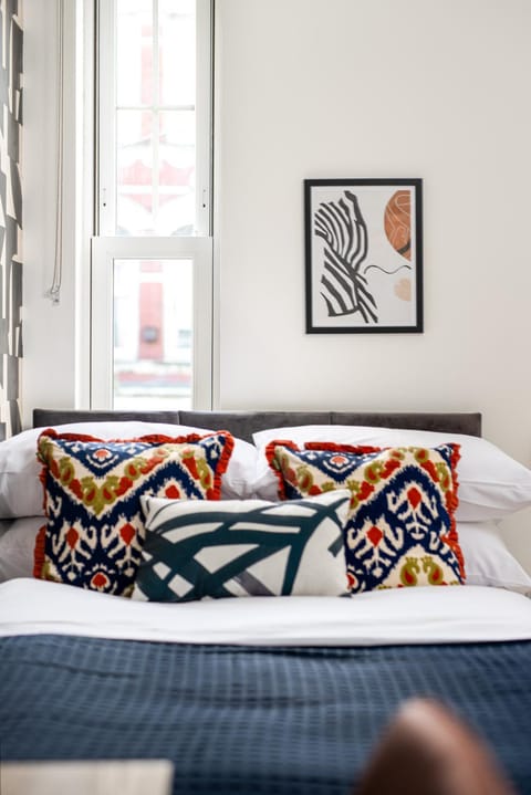 Chic-5bed-5bath-FreeParking-By FabAccommodation Apartment in Bristol