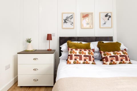 Chic-5bed-5bath-FreeParking-By FabAccommodation Apartment in Bristol