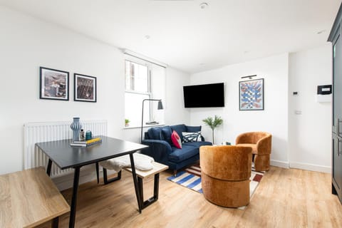 Chic-5bed-5bath-FreeParking-By FabAccommodation Apartment in Bristol