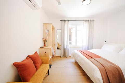 Photo of the whole room, Bedroom