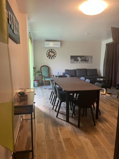 TV and multimedia, Kitchen or kitchenette, Living room, Seating area, Dining area, air conditioner