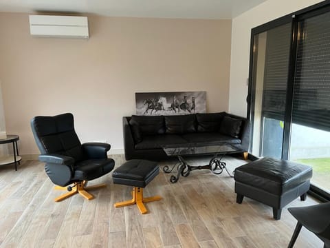 TV and multimedia, Living room, Seating area, air conditioner