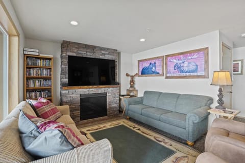 Lakefront Cabin Retreat with Stunning CDA Views Cabin in Kootenai County