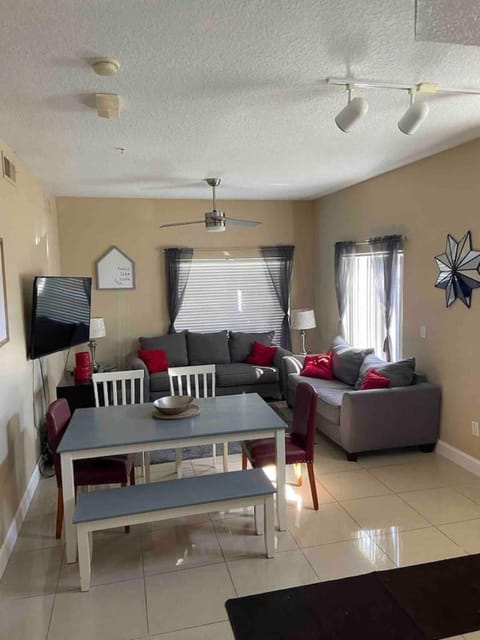 4 Bedroom 3 Bathroom Villas At SevenDwarfs 20-102 House in Kissimmee