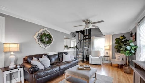 TV and multimedia, Living room, Seating area, pet friendly