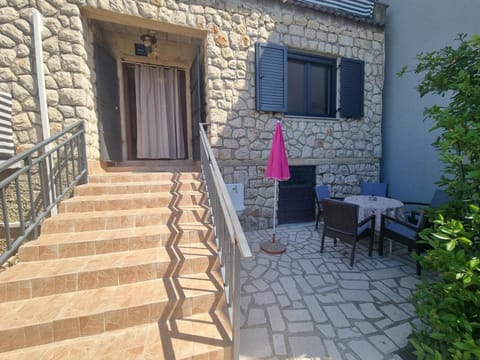 Property building, Patio, Facade/entrance, Balcony/Terrace