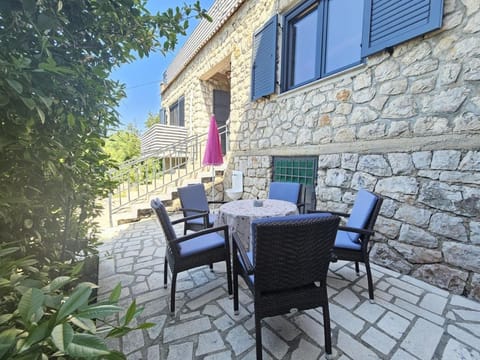 Property building, Patio, Balcony/Terrace